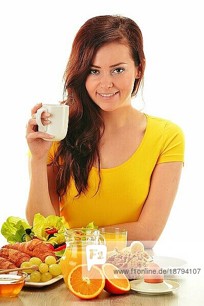 Junge Frau beim Frühstück. Ausgewogene Ernährung