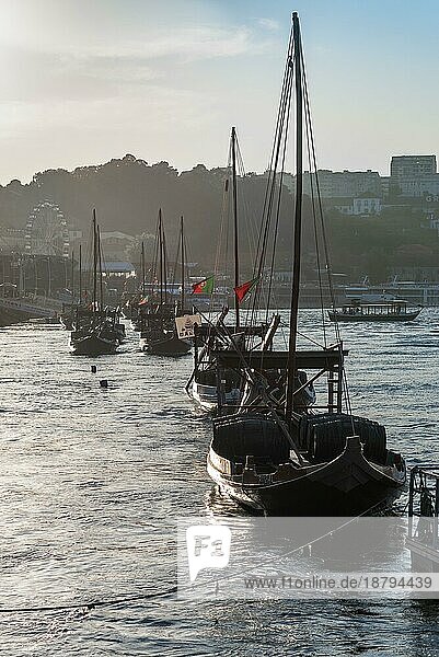 Rabelos  ein Bootstyp  der traditionell für den Transport von Portweinfässern auf dem Fluss Douro zur Lagerung und Reifung in den Höhlen von Vila Nova de Gaia bei Porto verwendet wird