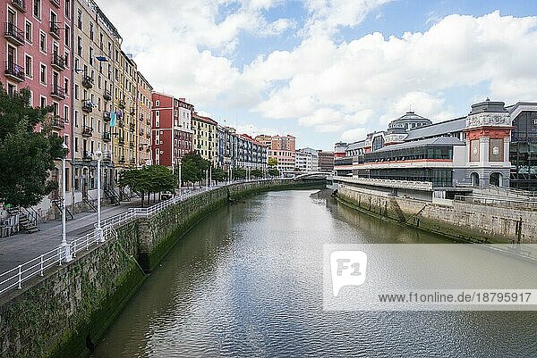 Hausfassaden in Bilbao entlang des Flusses Nervion  der durch die Stadt ins Kantabrische Meer fließt. Die Wohnblöcke befinden sich im Stadtteil San Frantzisko  rechts der Mercado de la Ribera
