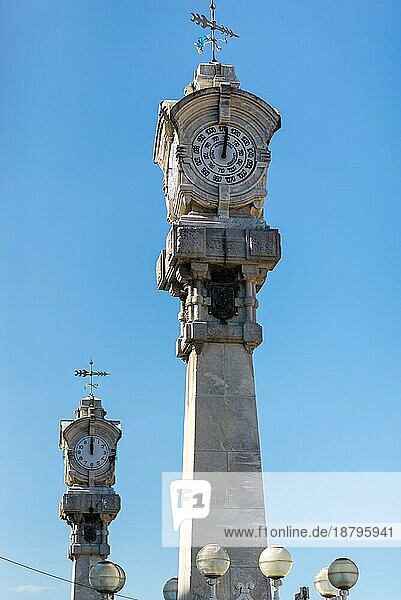 Traditionelles mechanisches Barometer und Uhr im Belle Epoque Jugendstil in der baskischen Metropole Donostia San Sebastian. Die Uhrentürme befinden sich an der berühmten Bucht la Concha an der Strandpromenade