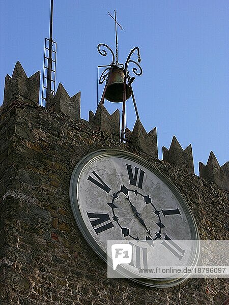 Montecatini-Alto  Toscana  Italia  Turm-Uhr mit Glocke  Glockenturm