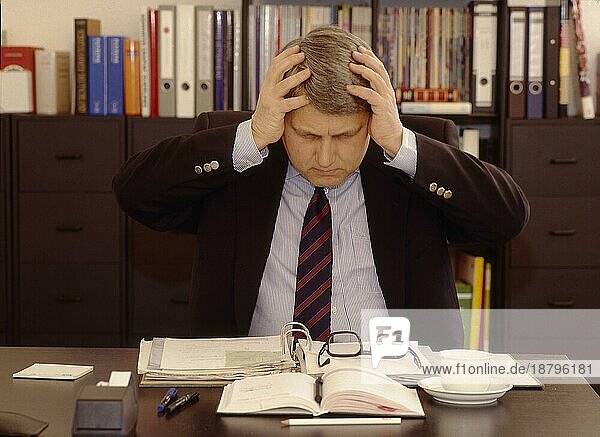 Stress am Arbeitsplatz  Kopfschmerzen Büroszene