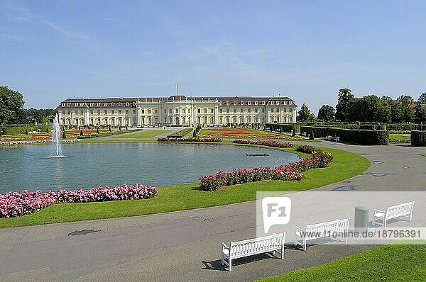 Ludwigsburg: blühendes Barock  Schloss  Springbrunnen am See  Sitzbänke  Rosen am See  Landschaftsarchitektur