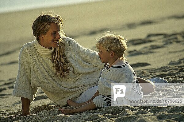 Frau mit Kind im Sand