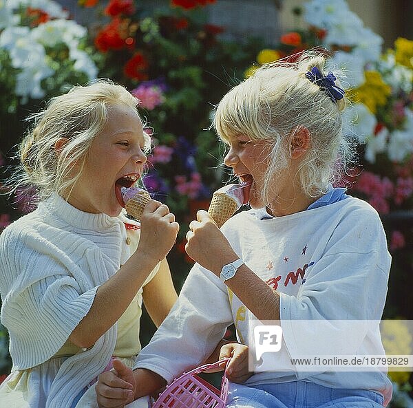 Zwei Mädchen beim Eis essen