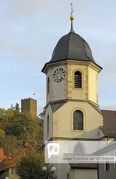 Kirche und Burg in Sternenfels im Herbst