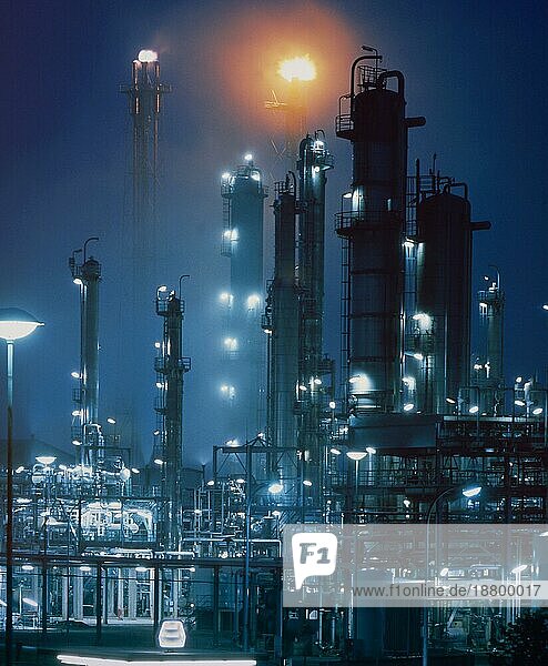 Erdölraffinerie  Rohöl  Mineralöl  Pipline  Eine Erdölraffinerie ist ein Industriebetrieb  der aus dem Naturstoff Erdöl durch Destillation  Reinigung (Entschwefelung) und Veredelung (Reformierung) höherwertige Produkte herstellt. Oil refinery  c