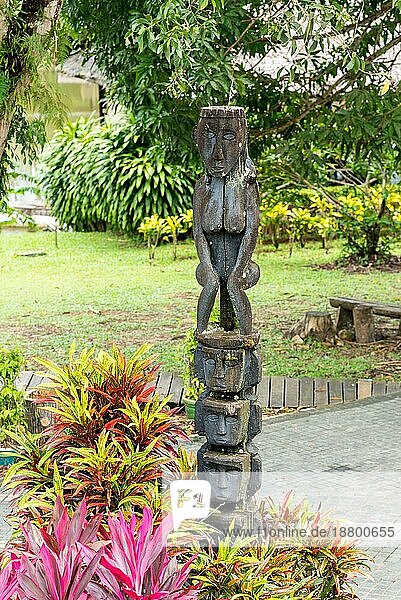 Totempfahl im Sarawak Cultural Village im Norden von Kuching auf der Halbinsel Santubong. Hier werden die verschiedenen ethnischen Gruppen und die lokale Kultur der Stämme von Sarawak vorgestellt