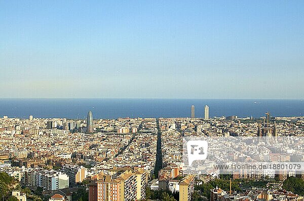 Der Torre Agbar im Stadtteil Poblenou in Barcelona. Die Sagrada Familia im Stadtteil Eixample. Auf der rechten Seite im Hintergrund der Turm des Port Olimpic
