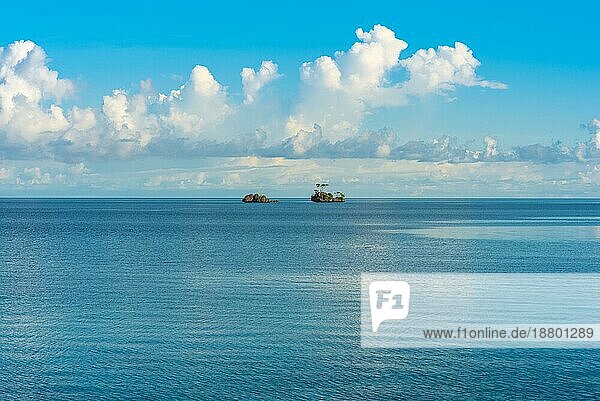Meerblick auf den Golf von Tomini  wo sich die Togian Inseln auf Sulawesi befinden. Die Togian Inseln sind ein Paradies für Taucher  Schnorchler und zum Entspannen