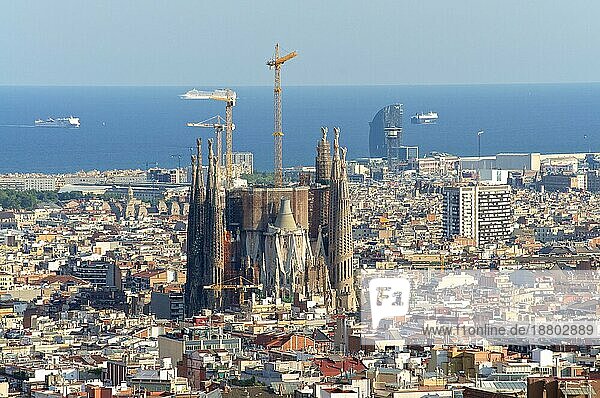 Blick auf den Bau der Sagrada Familia und über das Häusermeer von Barcelona. Mit ca. 1  6 Millionen Einwohnern ist Barcelona die Hauptstadt von Katalonien