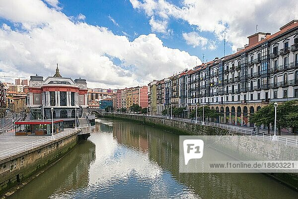 Hausfassaden in Bilbao entlang des Flusses Nervion  der durch die Stadt ins Kantabrische Meer fließt. Die Wohnblöcke befinden sich im Stadtteil San Frantzisko  links der Mercado de la Ribera