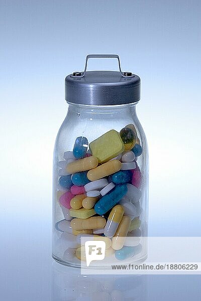 Pillen im Glas Pills Arznei Drogerie Medikament Drogen Medicals Medicine Dragees Doping