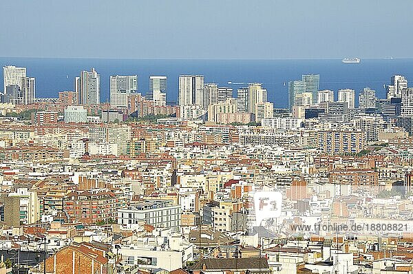 Blick auf das Häusermeer in Barcelonas Stadtteil Poblenou. Mit ca. 1  6 Millionen Einwohnern ist Barcelona die Hauptstadt von Katalonien
