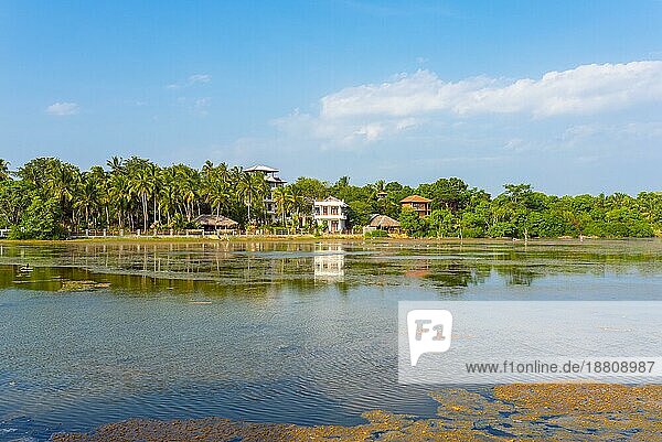 Touristenresort an der Rekawa Lagune  einer malerischen Küstenlagune im Süden Sri Lankas  an der Ostseite von Tangalle gelegen. Der See hat eine große biologische Vielfalt mit einer Vielzahl von Flora und Fauna