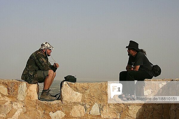 Zwei Touristen auf den Zinnen der Zitadelle in Palmyra  Syrien  Asien