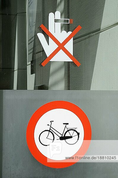 Schild 'Nichtraucher'  Rauchen  nicht rauchen  Rauchverbot  Fahrradverbot  Keine  Schild 'Fahrräder verboten'  Amsterdam  Niederlande  Europa