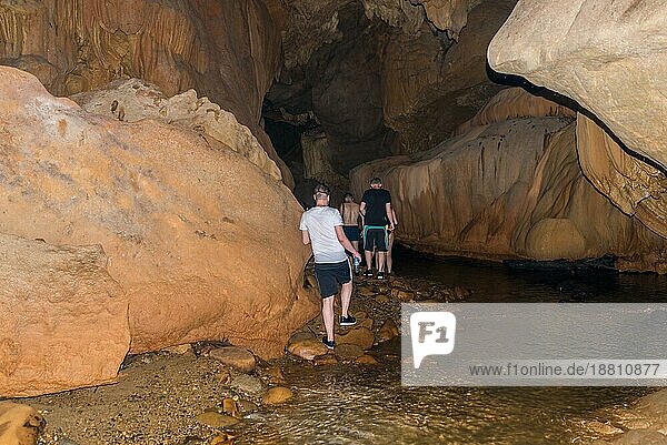 Touristen mit Führer beim Höhlenwandern und Abenteuer in der Nam Talu Höhle im Nationalpark Khao Sok in Thailand
