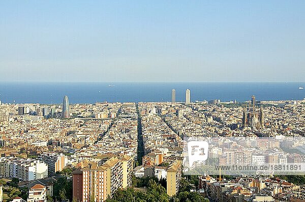 Der Torre Agbar im Stadtteil Poblenou in Barcelona. Die Sagrada Familia im Stadtteil Eixample. Auf der rechten Seite im Hintergrund der Turm des Port Olimpic