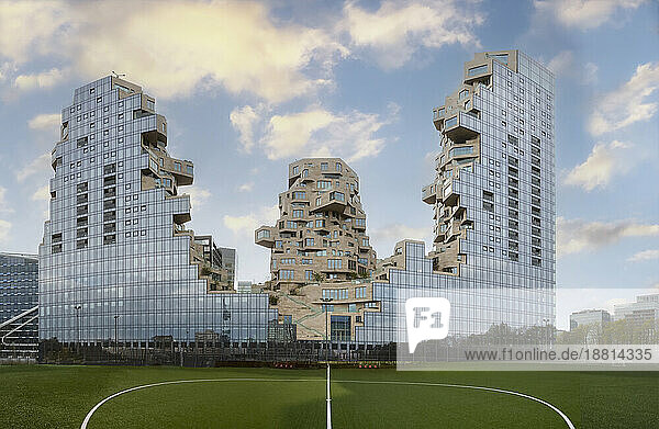 Niederlande  Nordholland  Amsterdam  Fußballplatz vor dem Valley Towers-Komplex