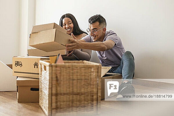 Paar packt Kartons im neuen Zuhause aus