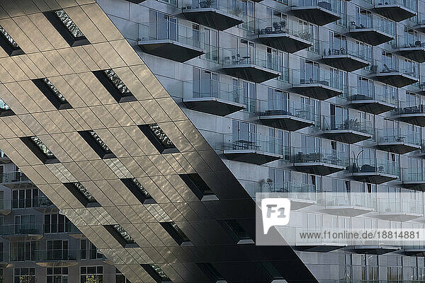 Niederlande  Nordholland  Amsterdam  Balkonreihen des Sluishuis-Wohnhauses