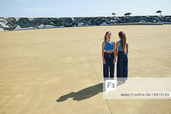 Schwestern stehen zusammen im Skateboardpark
