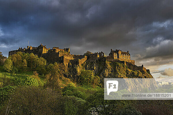 UK  Scotland  Edinburgh  Storm clouds over Edinburgh Castle at dusk