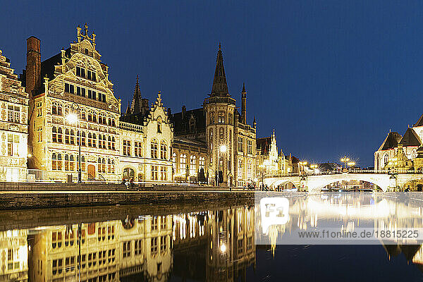 Belgien, Ostflandern, Gent, historische Gebäude, die sich nachts im Lys-Kanal spiegeln