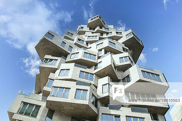 Niederlande  Nordholland  Amsterdam  Blick aus der Tiefwinkelansicht auf ein modernes Wohnhaus