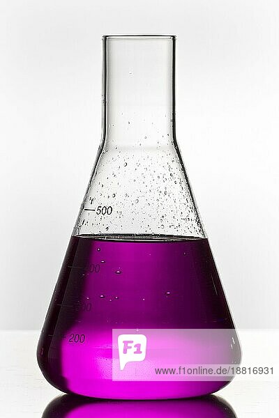 leeres chemieglas mit violetter flüssigkeit gefüllt