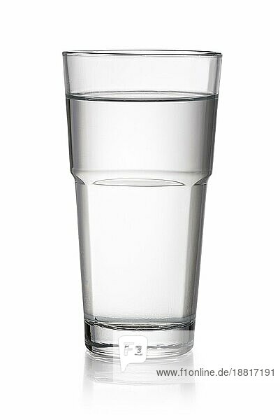 Glas mit Wasser vor weißem Hintergrund