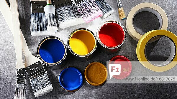 Farbdosen und Pinsel in verschiedenen Größen für Dekorationszwecke