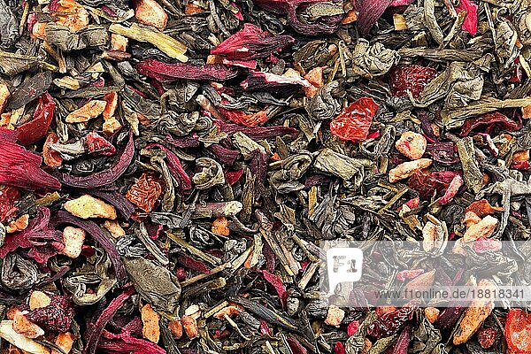 Aromatischer Tee mit Früchten und Blütenblättern