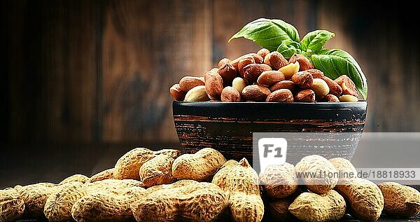 Schale mit Erdnüssen auf Holztisch. Leckereien