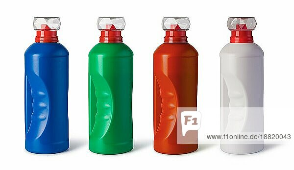 Flaschen mit Reinigungsmitteln vor weißem Hintergrund