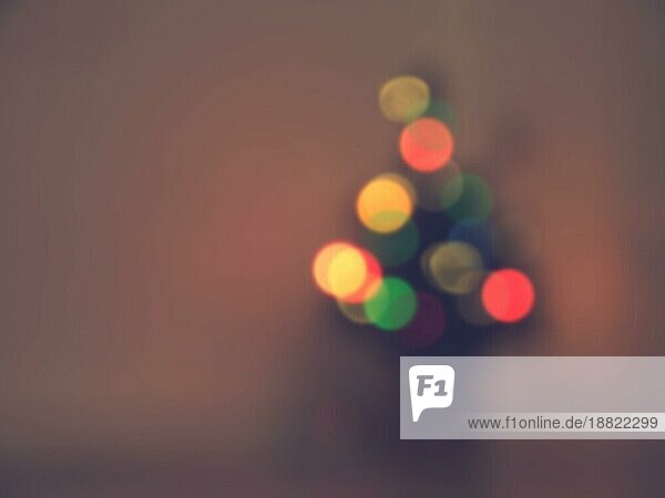 Blurred Weihnachtsbaum mit bunten Lichtern in einem dunklen Raum saisonalen Hintergrund mit Platz für Text