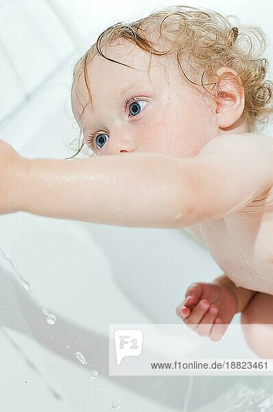 kleinkind hat spaß beim baden in der wanne
