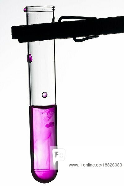 reagenzglas an klammer mit violetter flüssigkeit