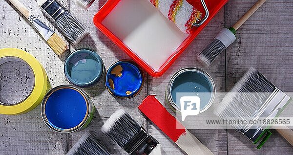 Farbdosen und Pinsel unterschiedlicher Größe für Dekorationszwecke