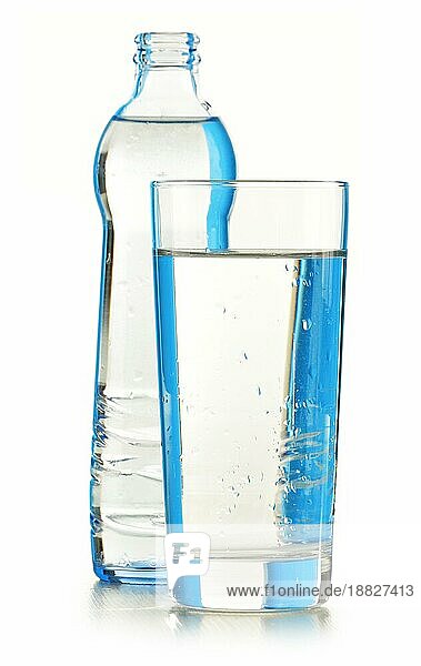 Glasflasche mit Mineralwasser vor weißem Hintergrund