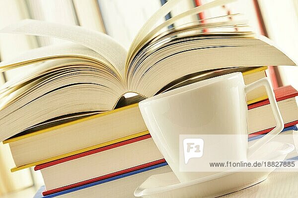 Komposition mit Bücherstapel und Tasse Kaffee