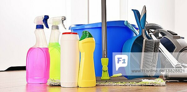 Staubsauger und eine Vielzahl von Waschmittelflaschen und chemischen Reinigungsmitteln auf dem Boden