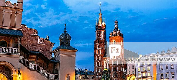 Hauptmarkt mit der Basilika St. Marien in der Altstadt von Krakau  Polen  Europa