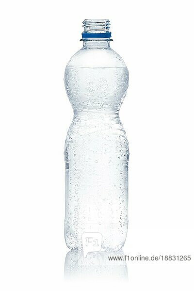 Flasche Wasser  vor weißem Hintergrund