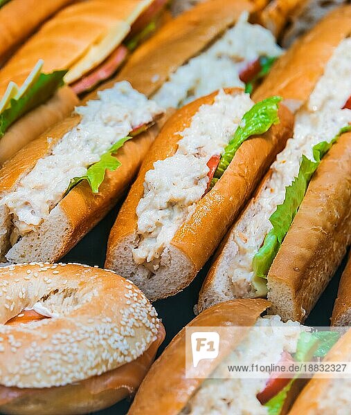 Vielfalt an frisch zubereiteten Sandwiches  die in Schnellrestaurants verkauft werden