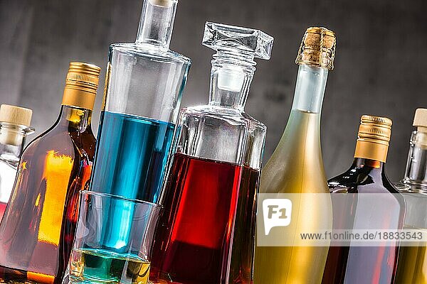 Komposition mit Karaffe und Flaschen mit verschiedenen alkoholischen Getränken