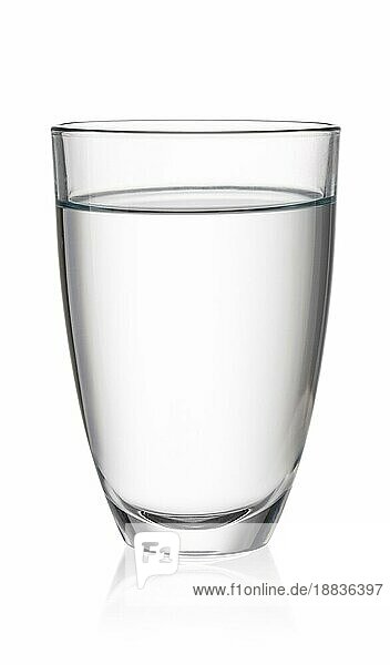 Glas mit Wasser vor weißem Hintergrund