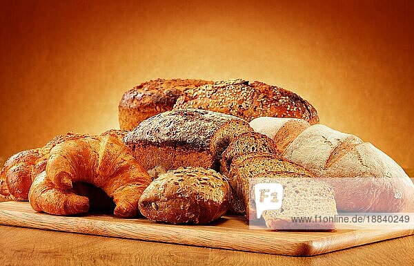 Weidenkorb mit Brot und Brötchen Komposition mit Brot und Brötchen. Backen Produkte