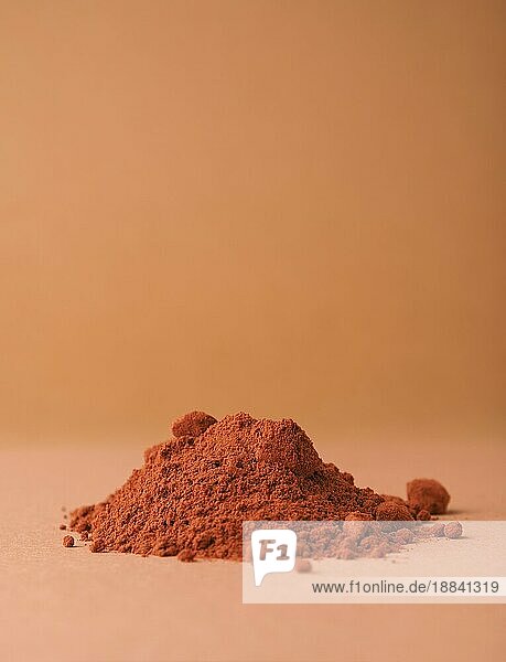 Schokoladenpulver auf braunem Hintergrund  Studiofotografie  gesunde Lebensmittel  fairer Handel